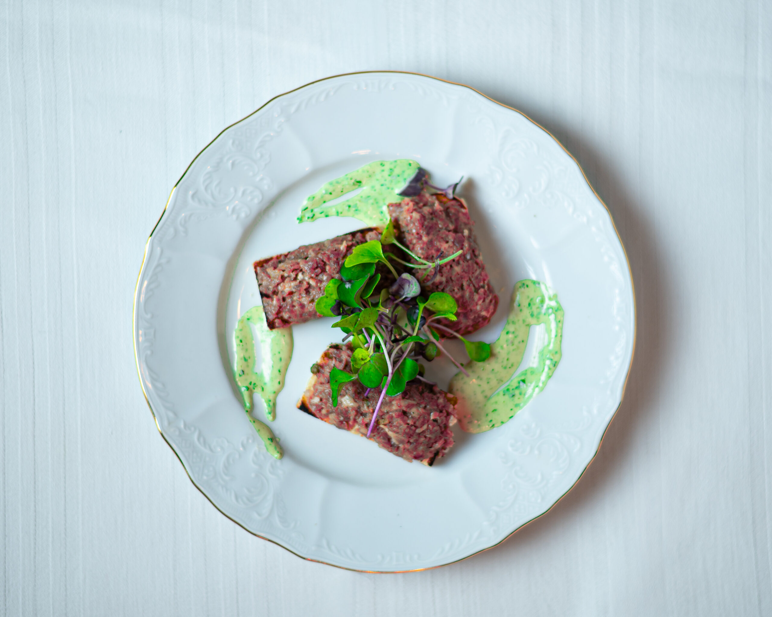 beef_tartar_2 Tartar od odležanog ramsteka sa majonezom od mladog luka i kopra